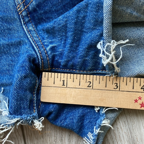 LEVI’S Denim Shorts Women Cut-Off 501 Medium Denim US 30 Red Tab - Picture 9 of 9